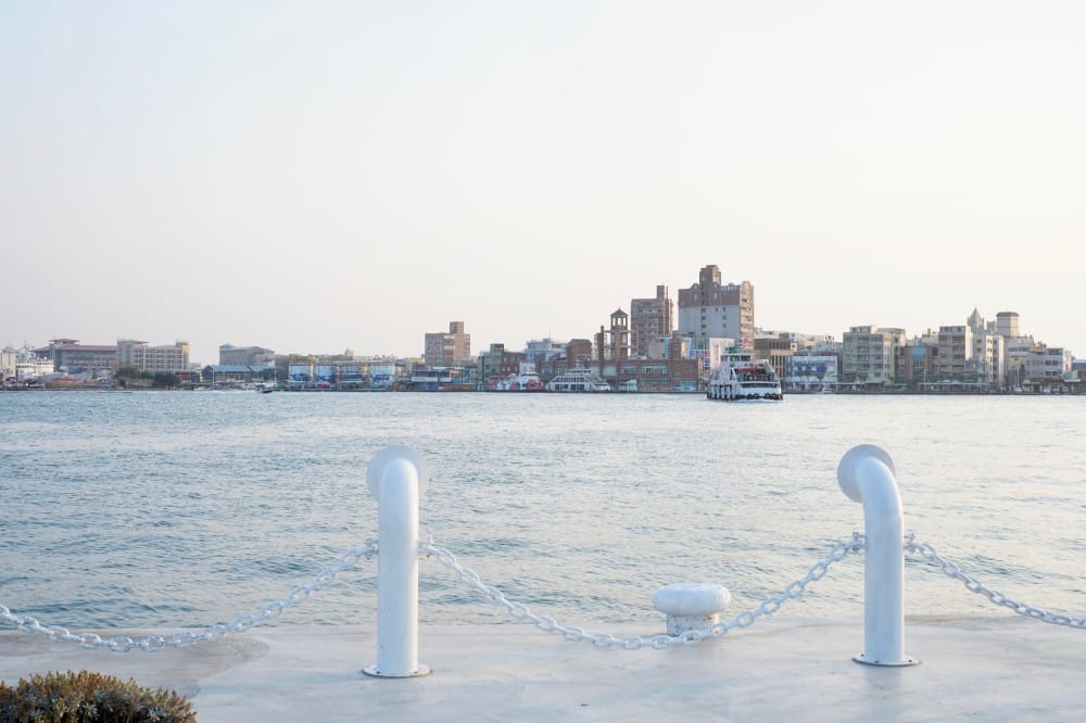 高雄鼓山魚市場|全台最美透明玻璃屋漁市場，直接面對無敵海景超浪漫，高雄新約會景點推薦