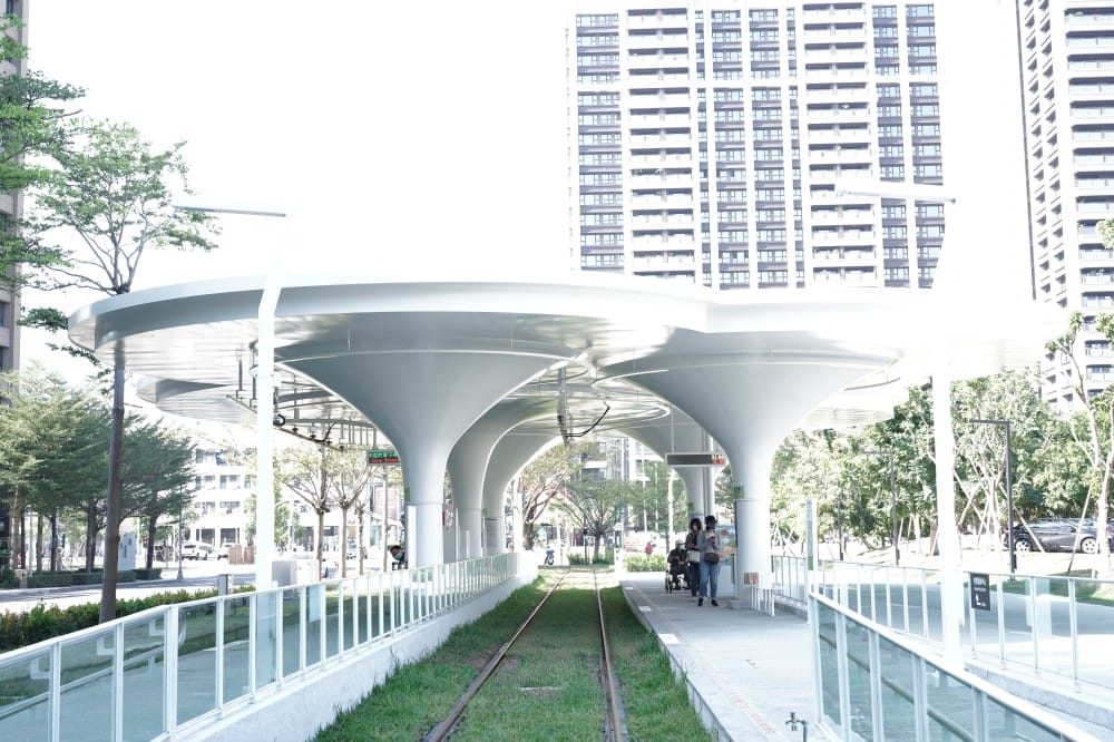 高雄輕軌龍貓隧道，高雄最美輕軌景點一秒來到宮崎駿的電影動畫場景