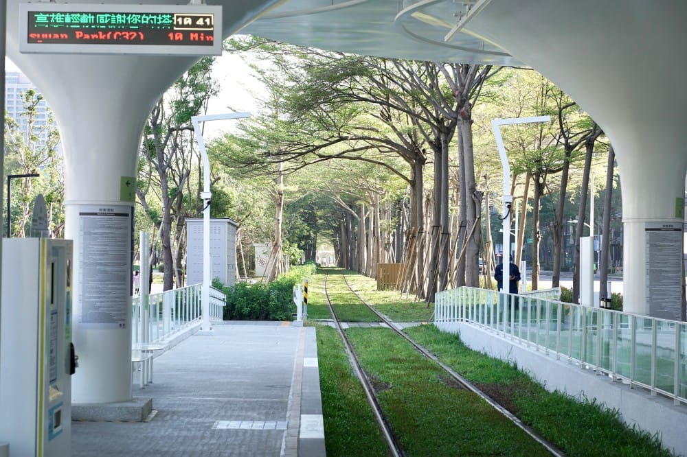 高雄輕軌龍貓隧道,高雄最美輕軌景點一秒來到宮崎駿的電影動畫場景 - 第9張圖 高雄輕軌龍貓隧道,高雄最美輕軌景點一秒來到宮崎駿的電影動畫場景