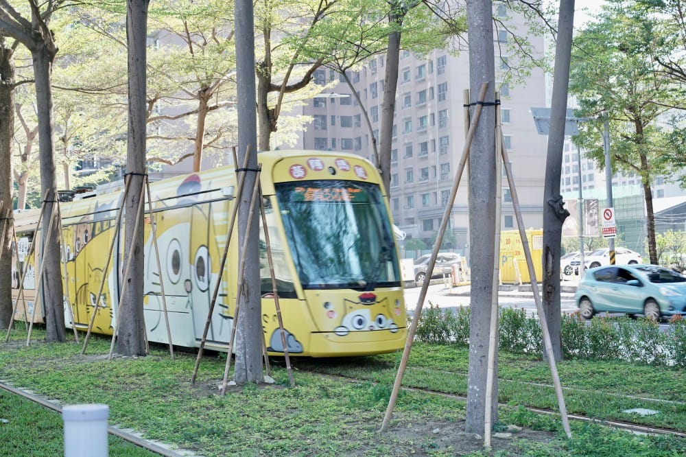 高雄輕軌龍貓隧道,高雄最美輕軌景點一秒來到宮崎駿的電影動畫場景 - 第34張圖 高雄輕軌龍貓隧道,高雄最美輕軌景點一秒來到宮崎駿的電影動畫場景