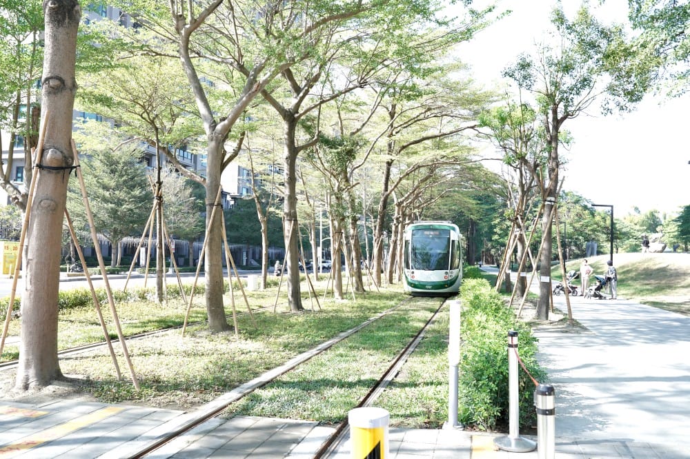 高雄輕軌龍貓隧道，高雄最美輕軌景點一秒來到宮崎駿的電影動畫場景