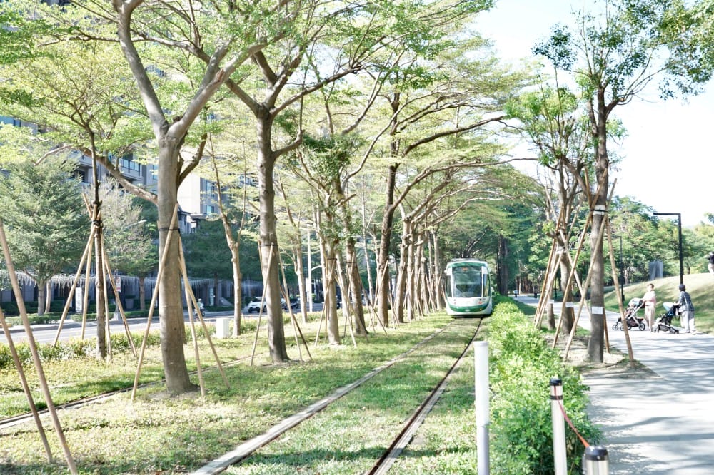 高雄輕軌龍貓隧道，高雄最美輕軌景點一秒來到宮崎駿的電影動畫場景