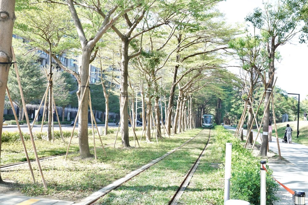 高雄輕軌龍貓隧道，高雄最美輕軌景點一秒來到宮崎駿的電影動畫場景