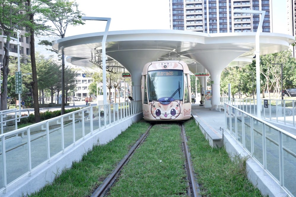 高雄輕軌龍貓隧道，高雄最美輕軌景點一秒來到宮崎駿的電影動畫場景