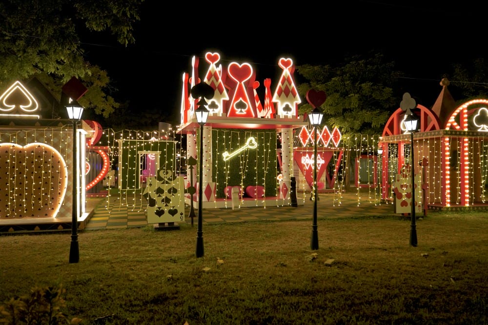 高雄新景點｜愛麗絲的奇幻樂園進駐左營蓮池潭兒童樂園 ，一秒走進愛麗絲夢遊仙境，跟紅心皇后撲克牌衛兵一起在棒棒糖旋轉木馬拍照