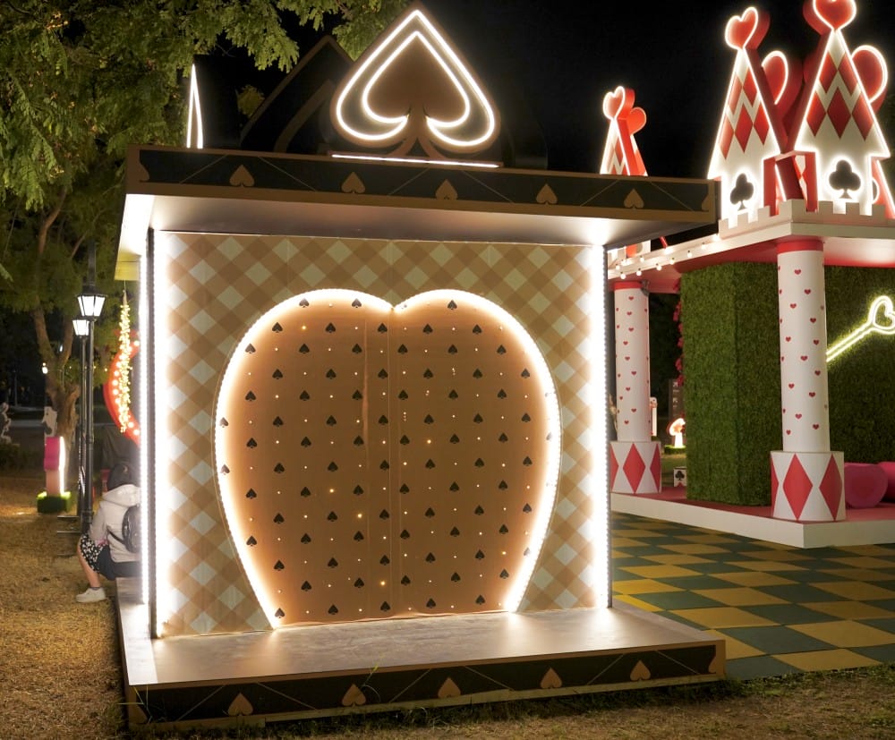 高雄新景點｜愛麗絲的奇幻樂園進駐左營蓮池潭兒童樂園 ，一秒走進愛麗絲夢遊仙境，跟紅心皇后撲克牌衛兵一起在棒棒糖旋轉木馬拍照