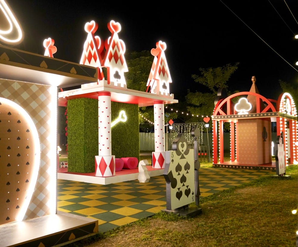 高雄新景點｜愛麗絲的奇幻樂園進駐左營蓮池潭兒童樂園 ，一秒走進愛麗絲夢遊仙境，跟紅心皇后撲克牌衛兵一起在棒棒糖旋轉木馬拍照