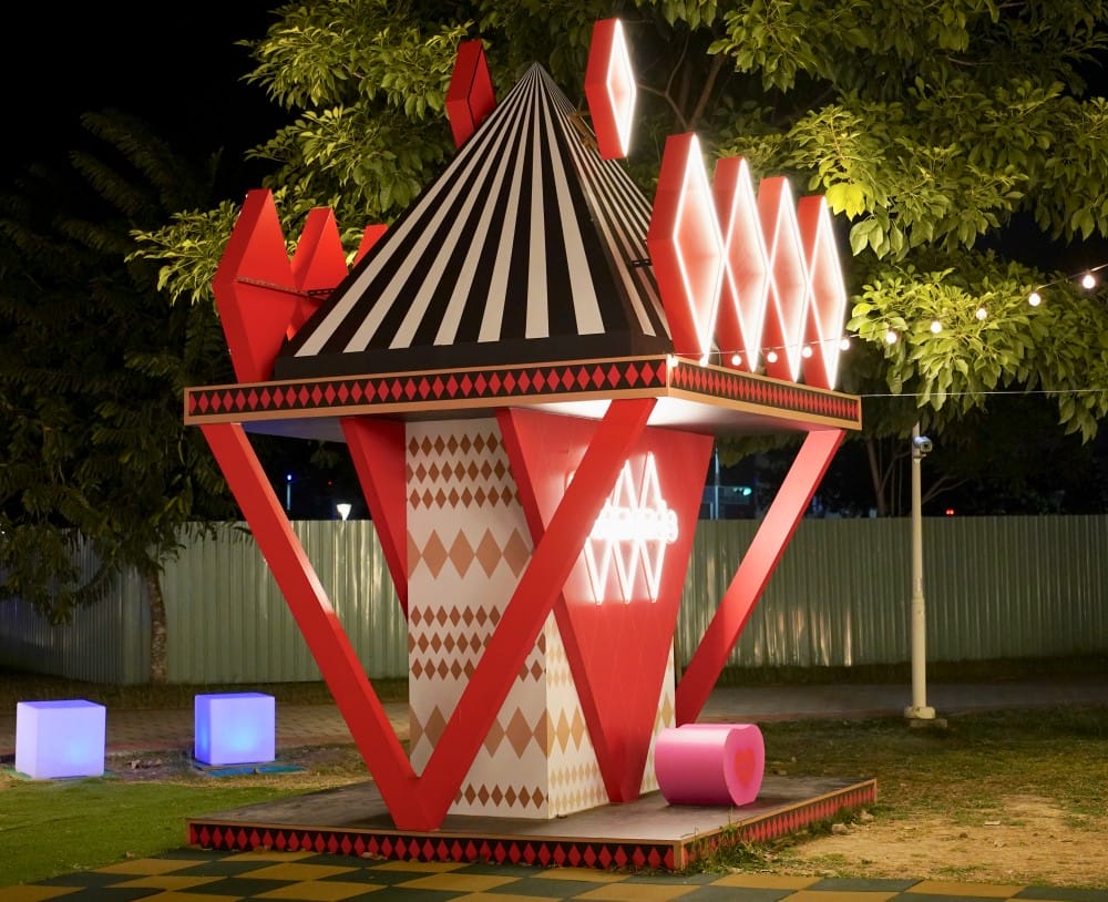 高雄新景點|愛麗絲的奇幻樂園進駐左營蓮池潭兒童樂園 ,一秒走進愛麗絲夢遊仙境,跟紅心皇后撲克牌衛兵一起在棒棒糖旋轉木馬拍照 - 第51張圖 高雄新景點|愛麗絲的奇幻樂園進駐左營蓮池潭兒童樂園 ,一秒走進愛麗絲夢遊仙境,跟紅心皇后撲克牌衛兵一起在棒棒糖旋轉木馬拍照