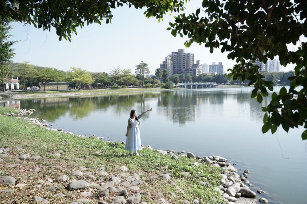 高雄新景點｜愛麗絲的奇幻樂園進駐左營蓮池潭兒童樂園 ，一秒走進愛麗絲夢遊仙境，跟紅心皇后撲克牌衛兵一起在棒棒糖旋轉木馬拍照