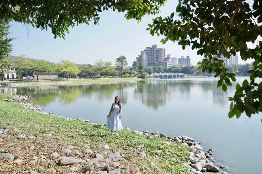 高雄新景點｜愛麗絲的奇幻樂園進駐左營蓮池潭兒童樂園 ，一秒走進愛麗絲夢遊仙境，跟紅心皇后撲克牌衛兵一起在棒棒糖旋轉木馬拍照