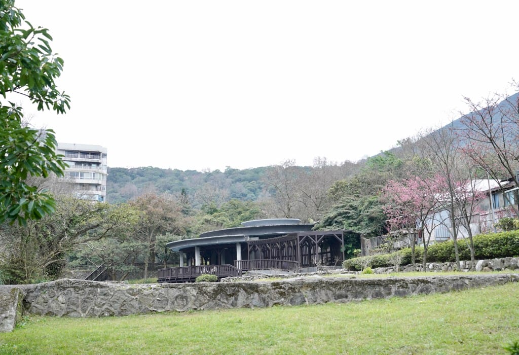 陽明山前山公園賞櫻花｜前山公園公共浴池免費男湯女湯溫泉泡湯，日式陽明湖美呆，磐流園超像亞馬遜公園，交通