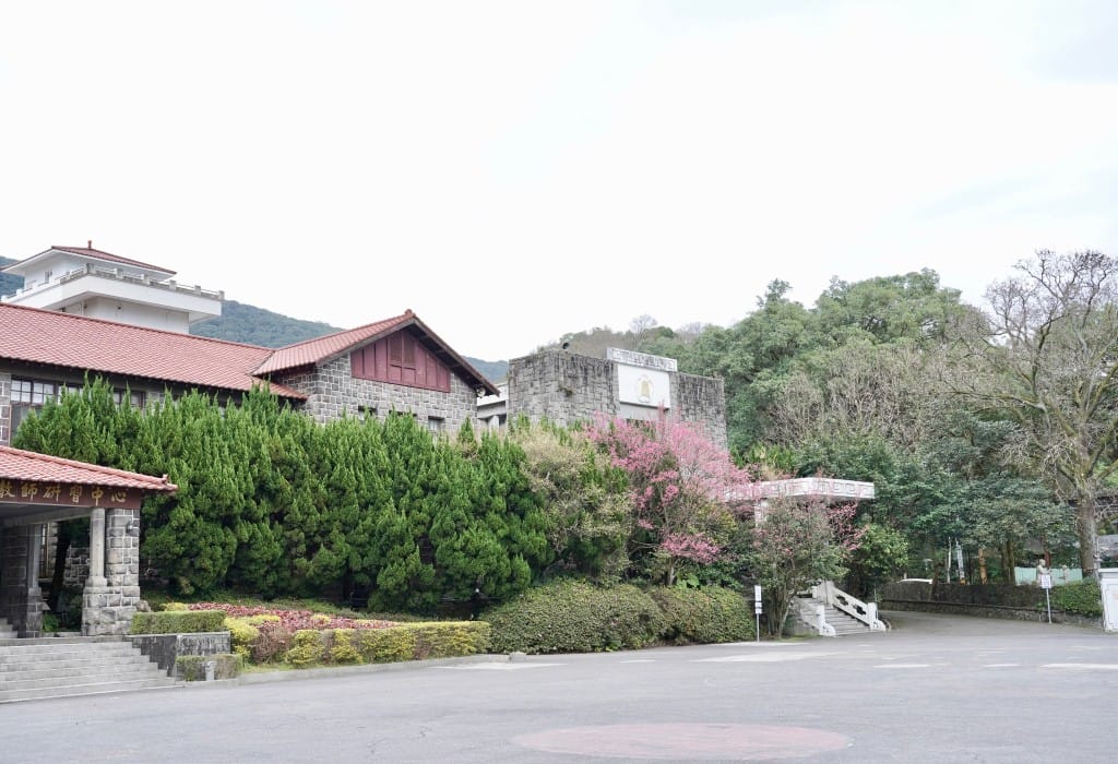 陽明山前山公園賞櫻花｜前山公園公共浴池免費男湯女湯溫泉泡湯，日式陽明湖美呆，磐流園超像亞馬遜公園，交通