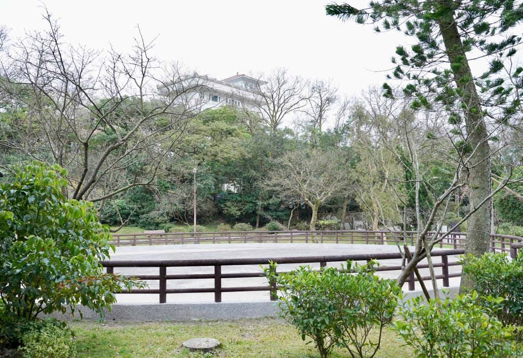 陽明山前山公園賞櫻花｜前山公園公共浴池免費男湯女湯溫泉泡湯，日式陽明湖美呆，磐流園超像亞馬遜公園，交通