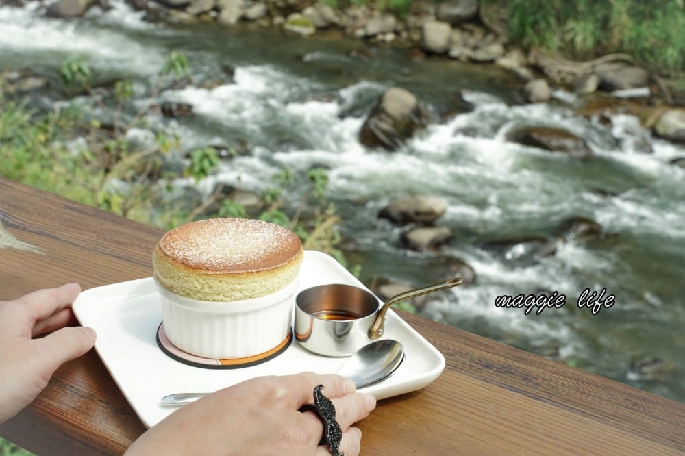 咖朵咖啡Caldo Cafe｜外雙溪秘境，面對外雙溪河岸景觀的咖啡廳，舒芙蕾爆炸好吃！