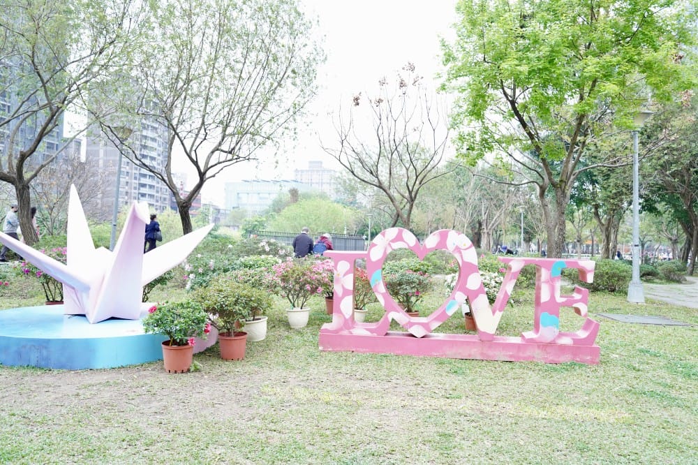 大安森林公園繡球花杜鵑花，最新花況，有停車場還有不限時咖啡廳