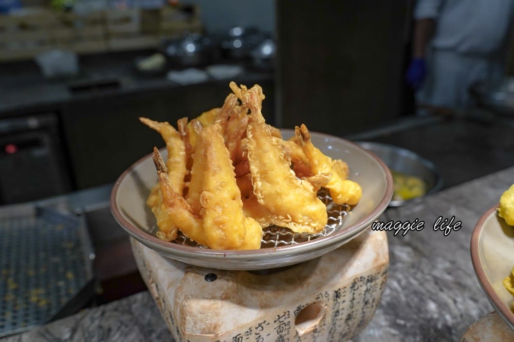 台北福華大飯店｜彩虹座自助餐吃到飽，生蠔鮑魚螃蟹現煎牛排，紅白酒啤酒香檳無限暢飲，價位菜色大公開！