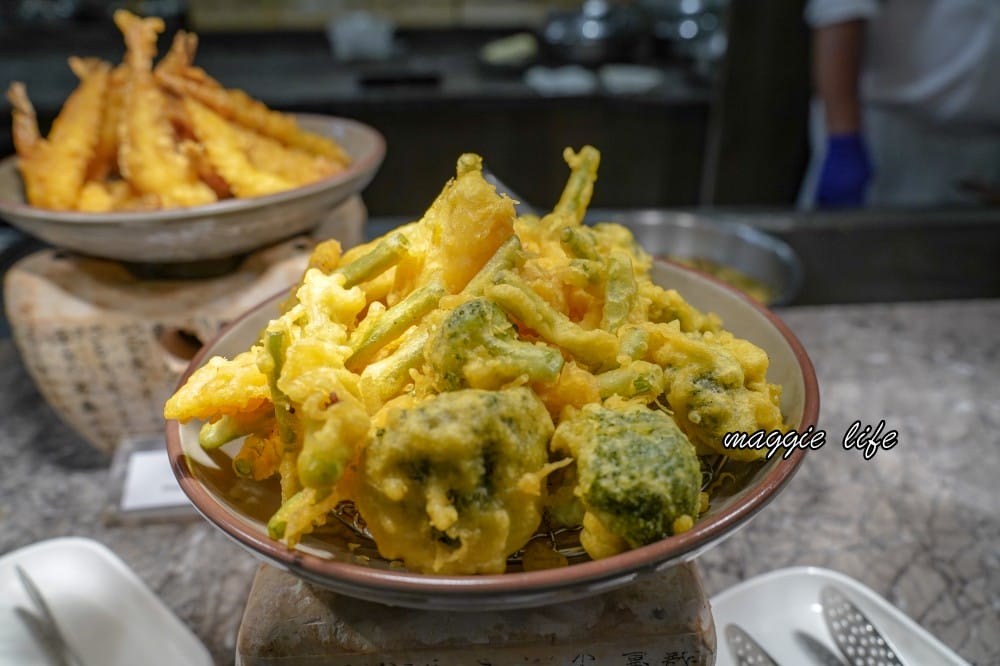 台北福華大飯店｜彩虹座自助餐吃到飽，生蠔鮑魚螃蟹現煎牛排，紅白酒啤酒香檳無限暢飲，價位菜色大公開！