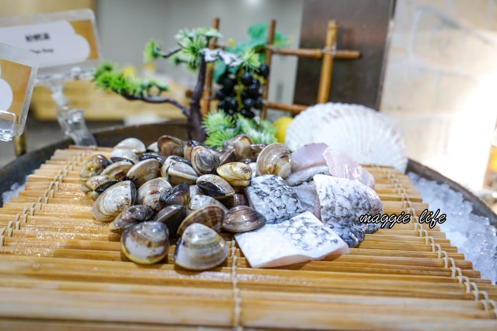 台北福華大飯店｜彩虹座自助餐吃到飽，生蠔鮑魚螃蟹現煎牛排，紅白酒啤酒香檳無限暢飲，價位菜色大公開！