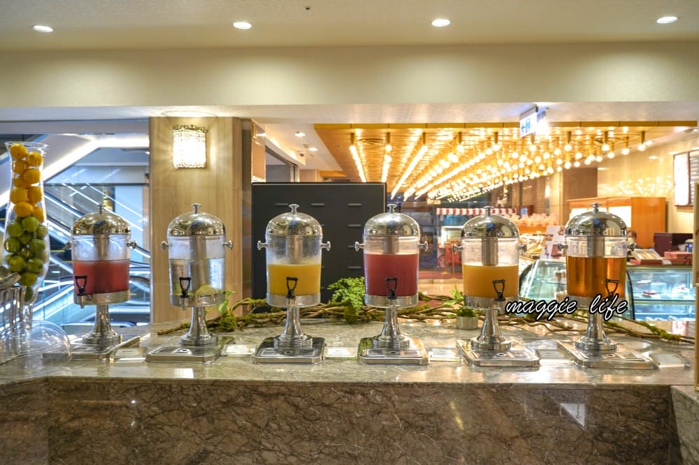 台北福華大飯店｜彩虹座自助餐吃到飽，生蠔鮑魚螃蟹現煎牛排，紅白酒啤酒香檳無限暢飲，價位菜色大公開！
