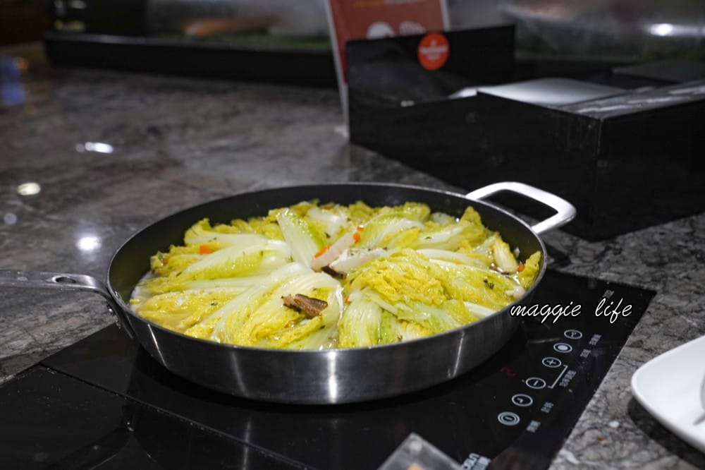 台北福華大飯店|彩虹座自助餐吃到飽,生蠔鮑魚螃蟹現煎牛排,紅白酒啤酒香檳無限暢飲,價位菜色大公開! - 第61張圖 台北福華大飯店|彩虹座自助餐吃到飽,生蠔鮑魚螃蟹現煎牛排,紅白酒啤酒香檳無限暢飲,價位菜色大公開!