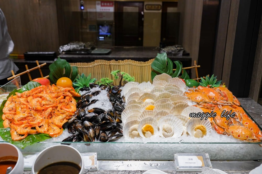 台北福華大飯店｜彩虹座自助餐吃到飽，生蠔鮑魚螃蟹現煎牛排，紅白酒啤酒香檳無限暢飲，價位菜色大公開！