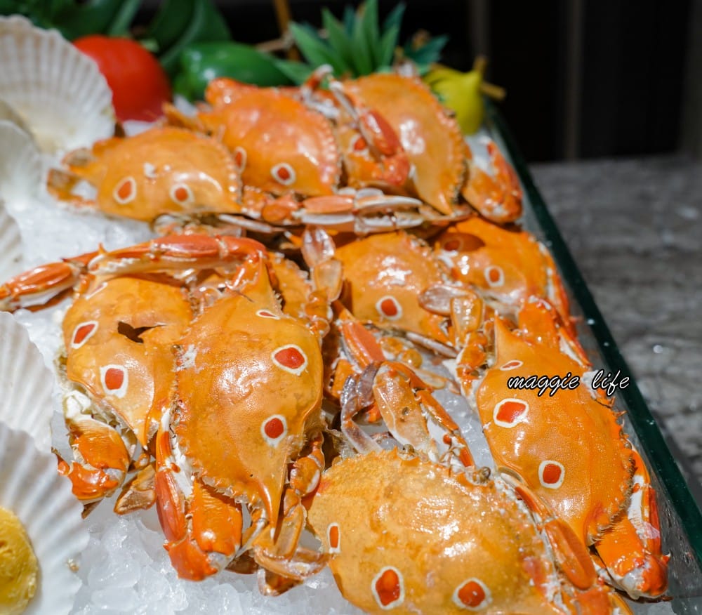 台北福華大飯店｜彩虹座自助餐吃到飽，生蠔鮑魚螃蟹現煎牛排，紅白酒啤酒香檳無限暢飲，價位菜色大公開！