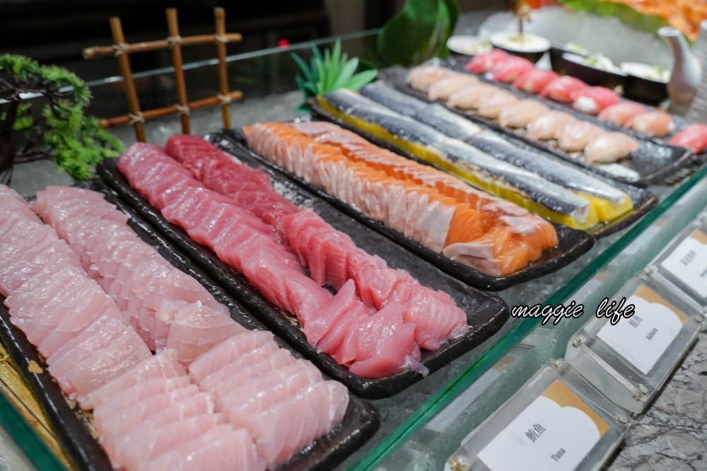台北福華大飯店｜彩虹座自助餐吃到飽，生蠔鮑魚螃蟹現煎牛排，紅白酒啤酒香檳無限暢飲，價位菜色大公開！