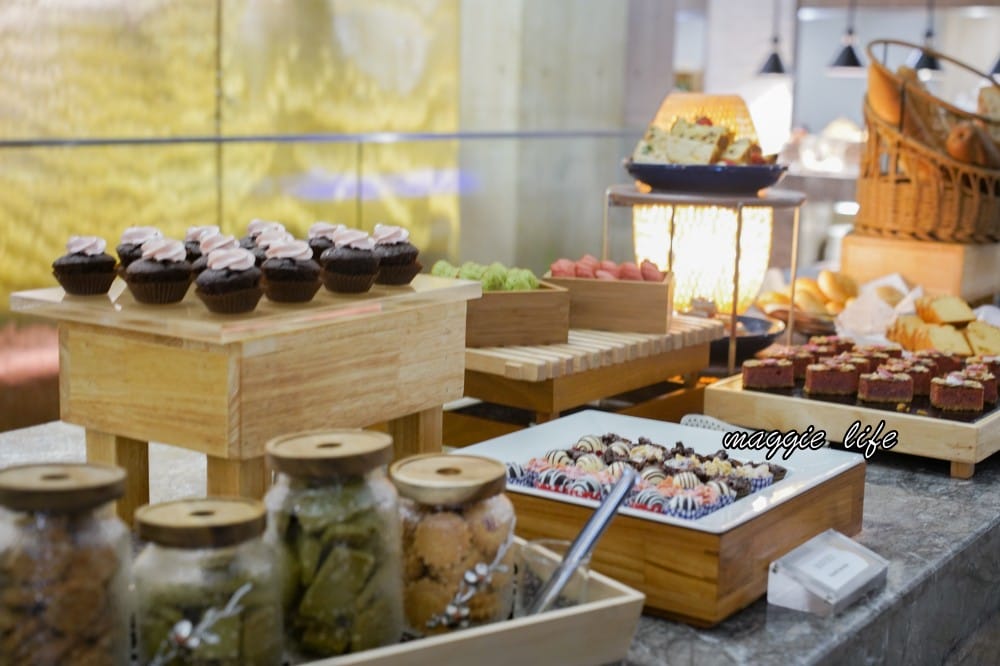台北福華大飯店｜彩虹座自助餐吃到飽，生蠔鮑魚螃蟹現煎牛排，紅白酒啤酒香檳無限暢飲，價位菜色大公開！
