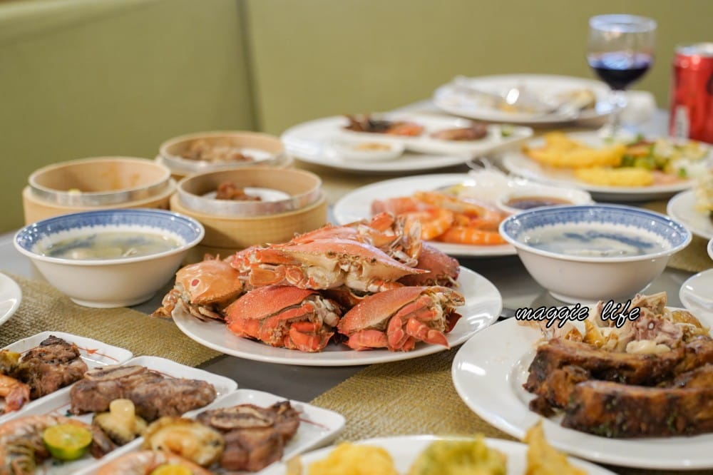 台北福華大飯店｜彩虹座自助餐吃到飽，生蠔鮑魚螃蟹現煎牛排，紅白酒啤酒香檳無限暢飲，價位菜色大公開！