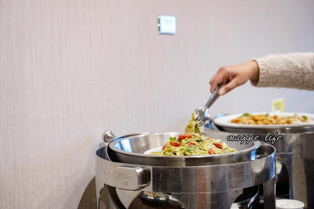 台北福華大飯店住宿推薦，一泊二食加行政酒廊尊榮享受還有Happy Hour，低調奢華五星飯店，自助早餐吃到飽CP值爆高！