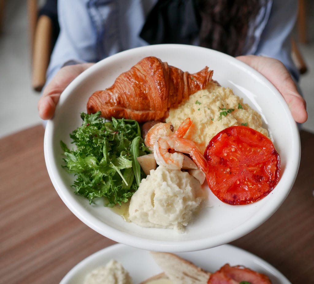 BRUN不然早午餐｜IG超紅的網美打卡早午餐，純白色系玻璃屋韓系餐廳