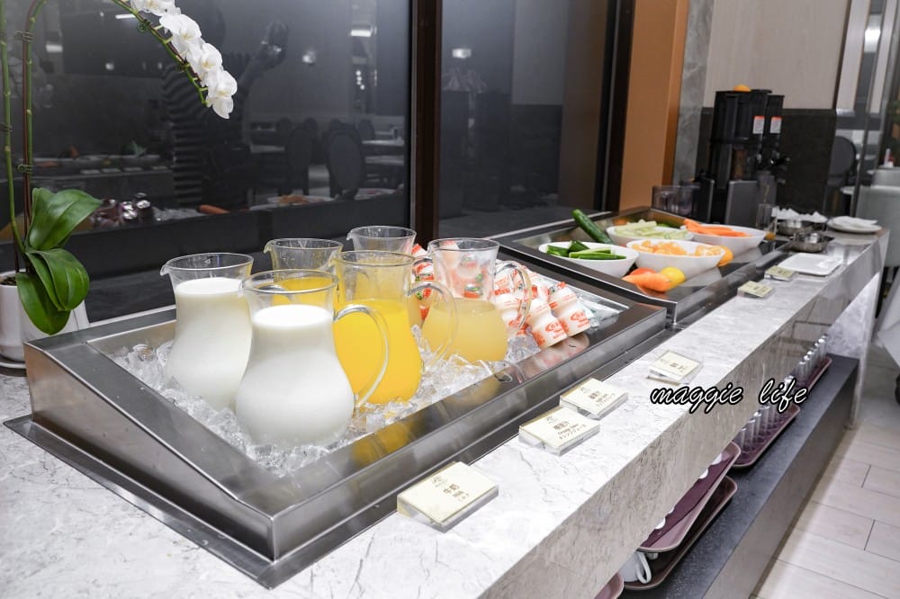 台北漢普敦酒店自助早餐吃到飽｜超狂，早餐就有龍蝦粥，肋眼牛排，煙燻鮭魚吃到飽，可以吃三個小時，奢華自助早餐吃到飽