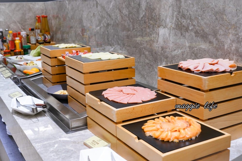 台北漢普敦酒店自助早餐吃到飽｜超狂，早餐就有龍蝦粥，肋眼牛排，煙燻鮭魚吃到飽，可以吃三個小時，奢華自助早餐吃到飽