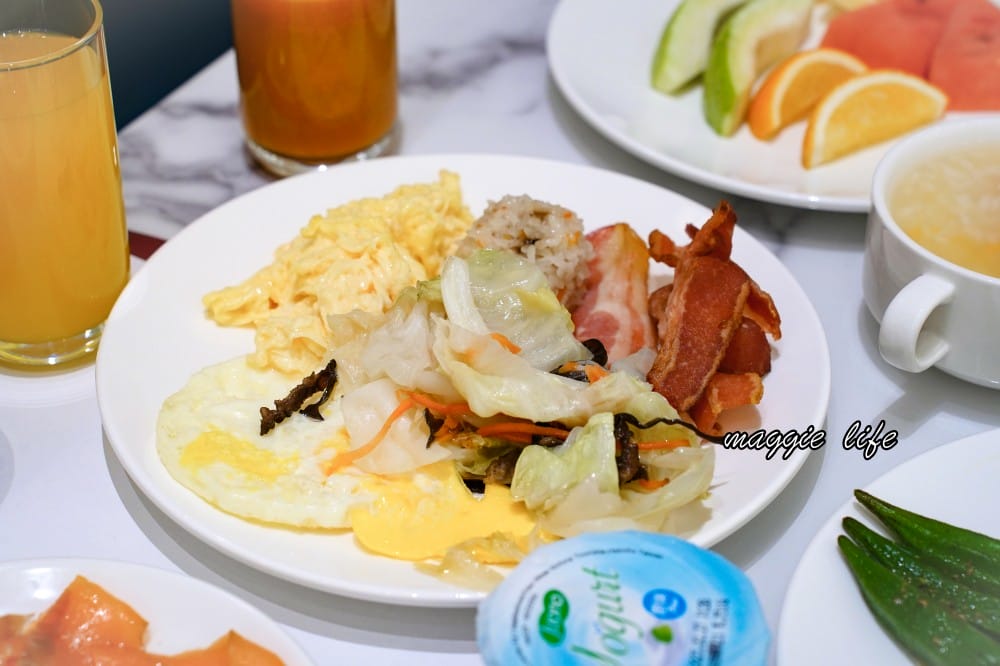 台北漢普敦酒店自助早餐吃到飽｜超狂，早餐就有龍蝦粥，肋眼牛排，煙燻鮭魚吃到飽，可以吃三個小時，奢華自助早餐吃到飽