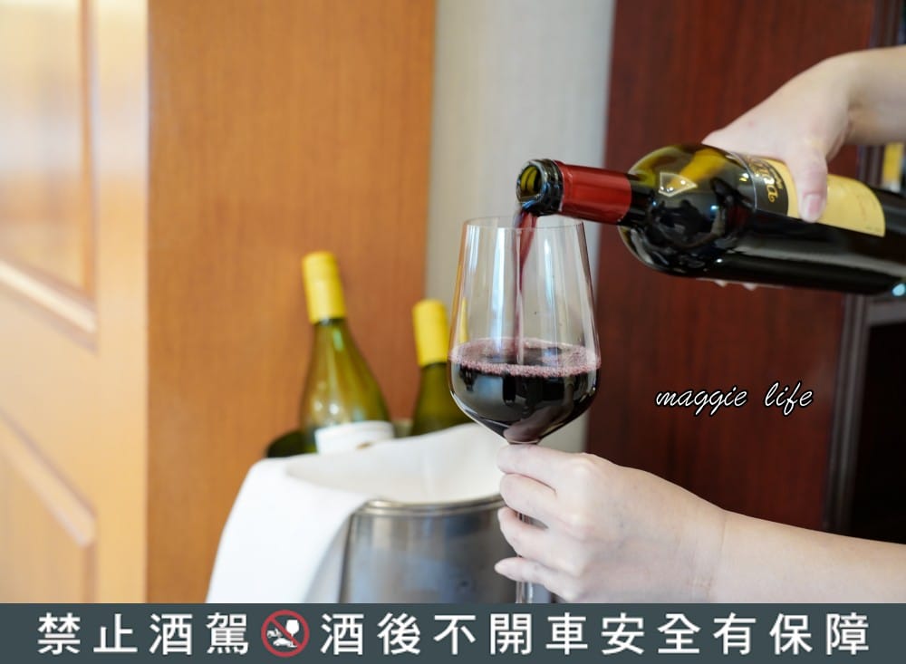 台北福華大飯店住宿推薦，一泊二食加行政酒廊尊榮享受還有Happy Hour，低調奢華五星飯店，自助早餐吃到飽CP值爆高！