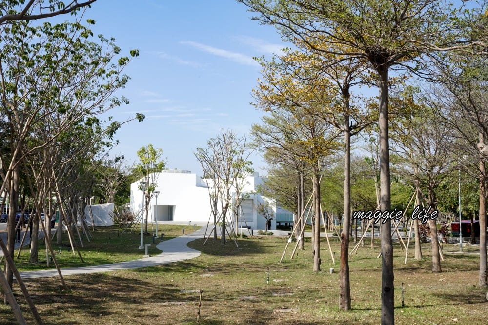 內惟藝術中心高雄景點，免門票免預約，還有超美咖啡廳電影院，一定要來朝聖