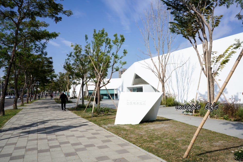 內惟藝術中心高雄景點，免門票免預約，還有超美咖啡廳電影院，一定要來朝聖