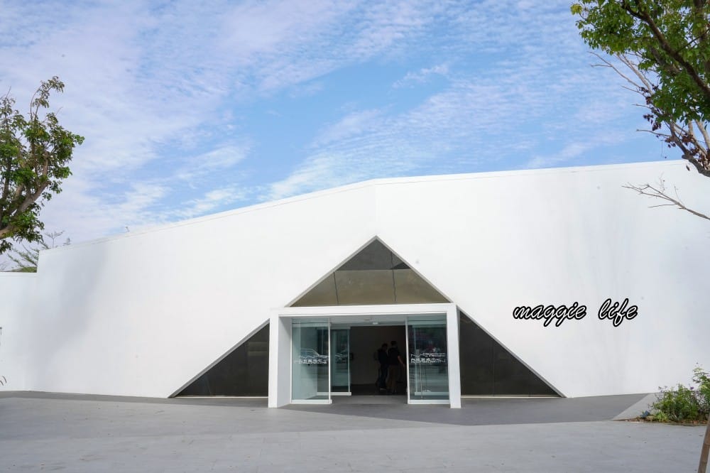 內惟藝術中心高雄景點，免門票免預約，還有超美咖啡廳電影院，一定要來朝聖