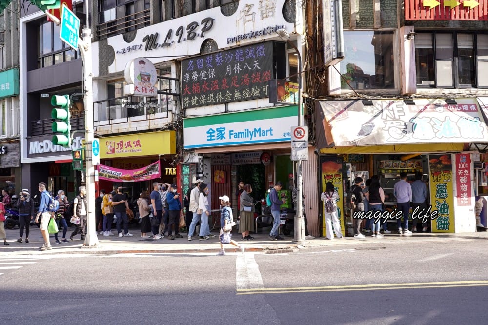 北投炸彈蔥油餅，炸到跟球一樣的蔥油餅皮夾上半熟蛋超好吃！