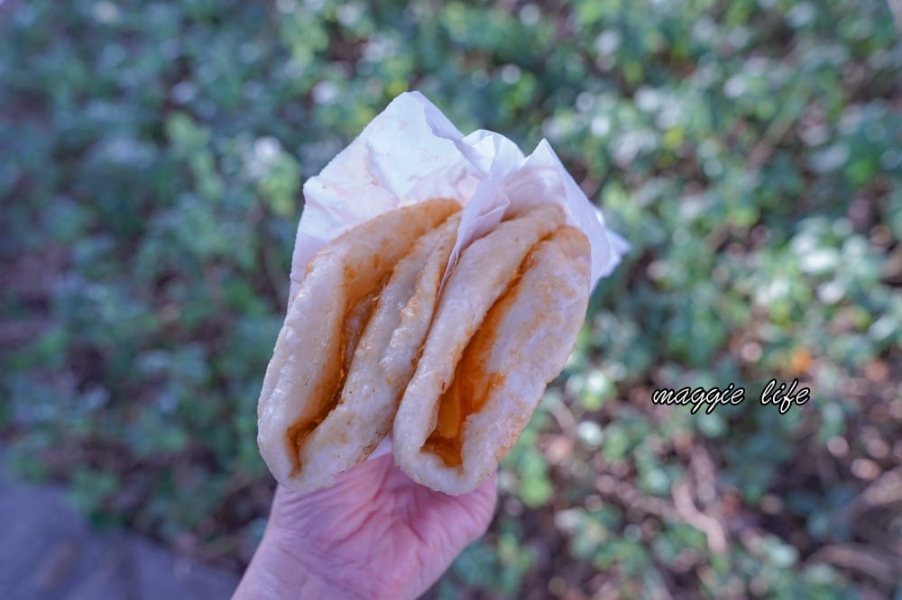 北投炸彈蔥油餅，炸到跟球一樣的蔥油餅皮夾上半熟蛋超好吃！