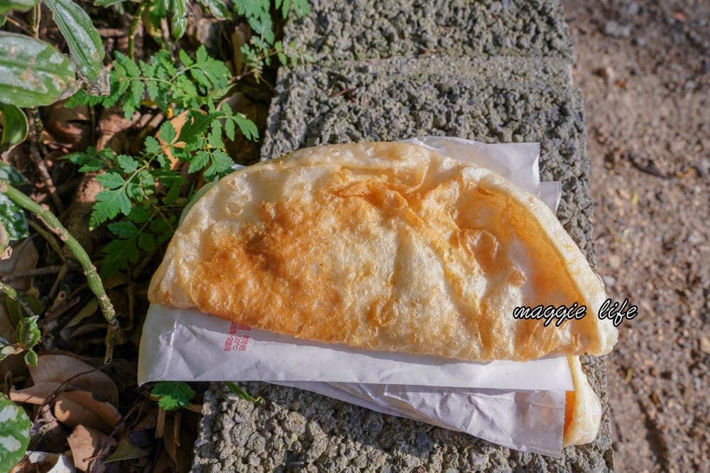 北投炸彈蔥油餅，炸到跟球一樣的蔥油餅皮夾上半熟蛋超好吃！