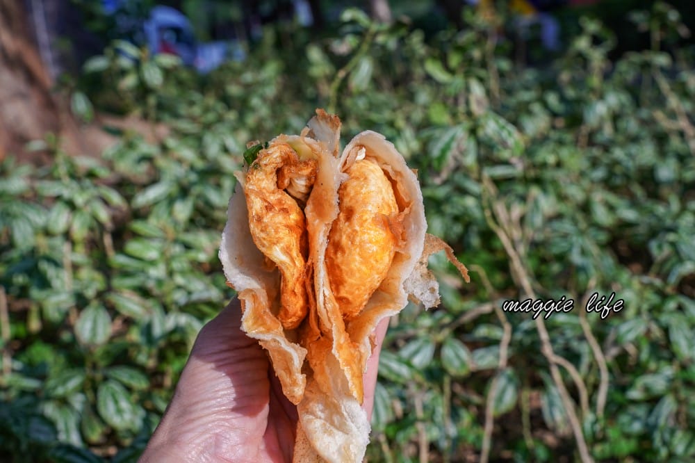 北投炸彈蔥油餅，炸到跟球一樣的蔥油餅皮夾上半熟蛋超好吃！