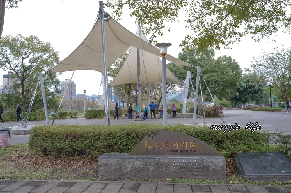新店陽光運動公園|2025安坑輕軌景點，免費親子景點，櫻花景點，野餐慢跑