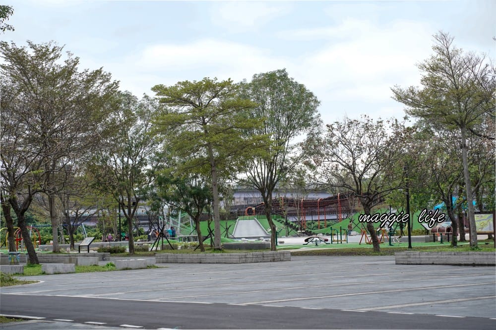 新店陽光運動公園|2025安坑輕軌景點，免費親子景點，櫻花景點，野餐慢跑