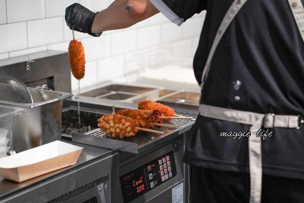 韓國明朗熱狗｜明朗時代米熱狗是韓國第一的街頭小吃，菜單，現點現做馬鈴薯起司超級簽絲好吃，台灣第一家開幕拉