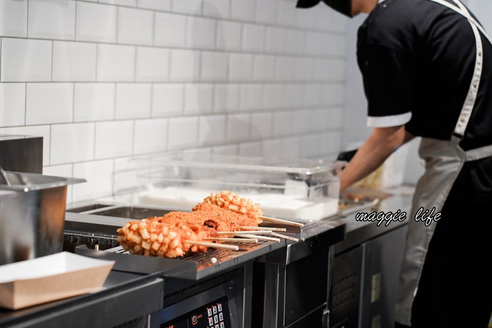 韓國明朗熱狗｜明朗時代米熱狗是韓國第一的街頭小吃，菜單，現點現做馬鈴薯起司超級簽絲好吃，台灣第一家開幕拉