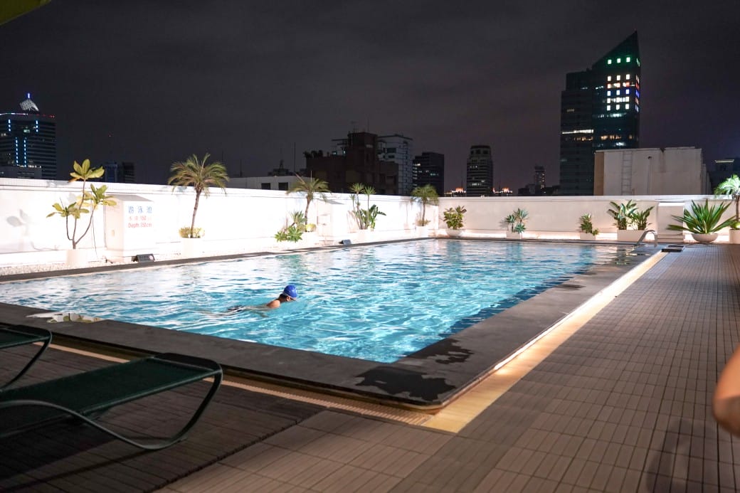 高雄福華飯店｜高質感絕美景觀住房，高空露天網美泳池，服務好得沒話說，一泊二食捨不得離開