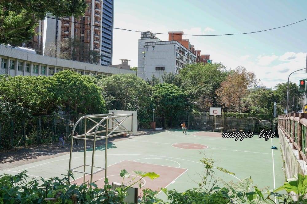 北投泉源公園泡腳池園區｜北投免費足湯青磺泉泡腳溫泉，交通指南