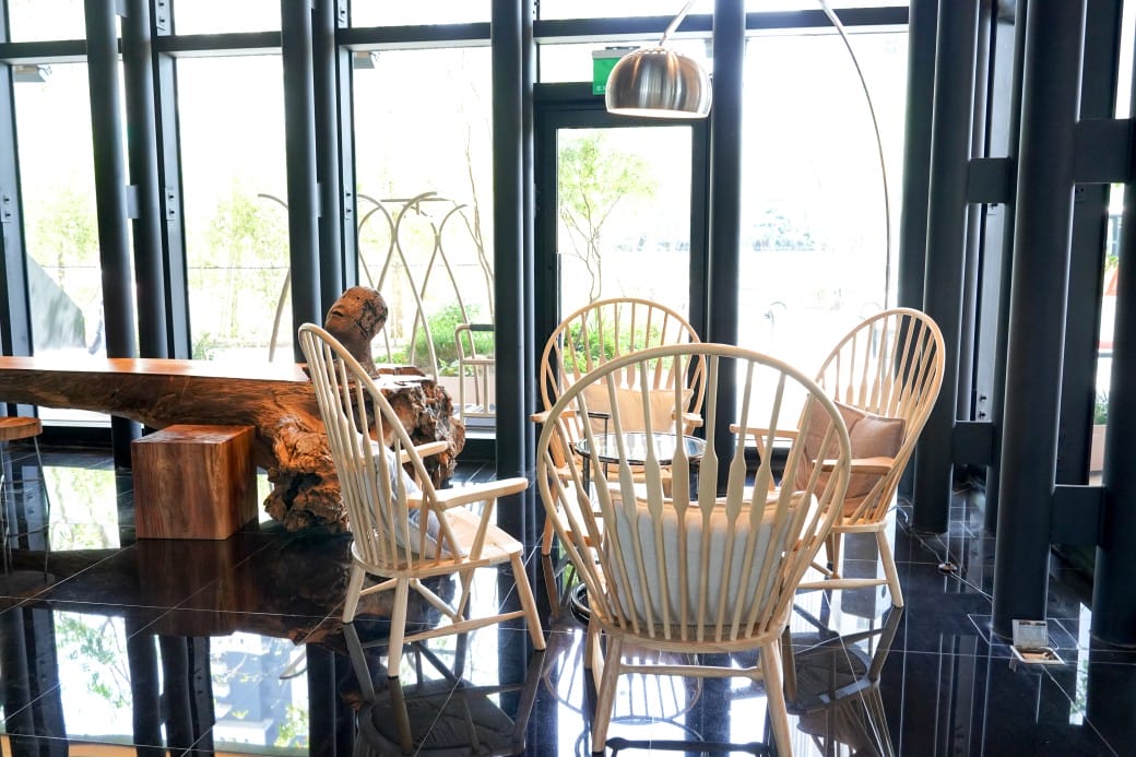 高雄休想上班創意咖啡，承億酒店一樓網美咖啡廳，大片書牆奇幻藝術鐵箱咖啡廳