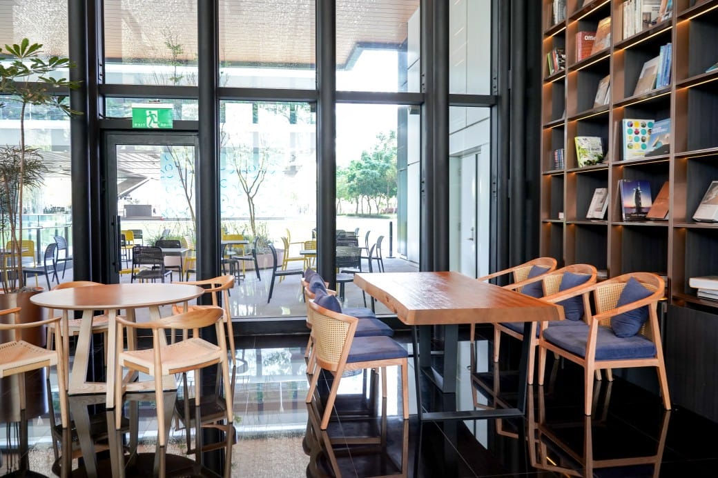 高雄休想上班創意咖啡，承億酒店一樓網美咖啡廳，大片書牆奇幻藝術鐵箱咖啡廳